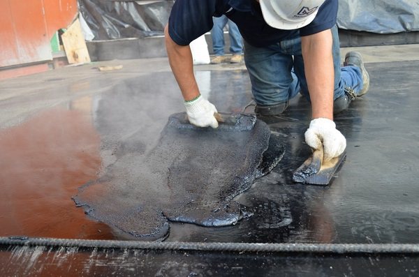 imperméabiliser le balcon avec du mastic