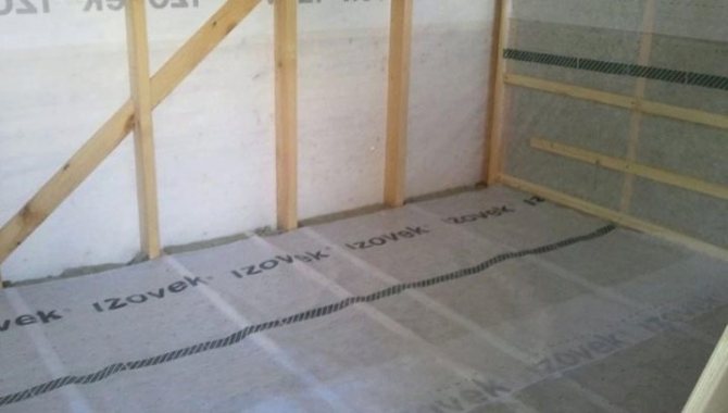 Imperméabilisation sous l'isolation du sol