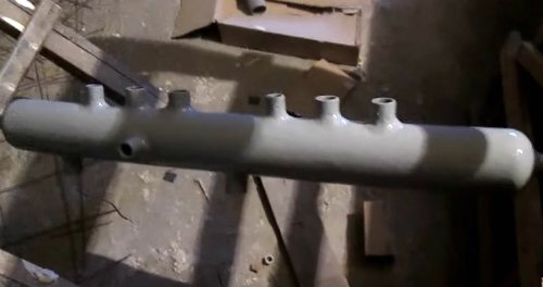 Pistolet à eau recouvert de terre