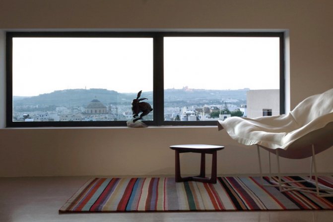 Fenêtres en plastique sourdes. Avantages et inconvénients de la conception