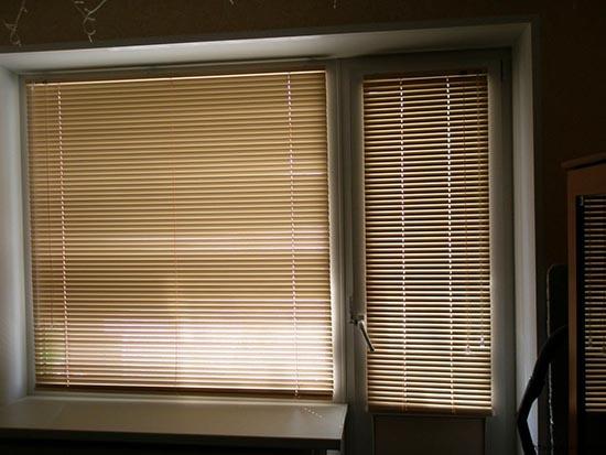 Stores horizontaux sur la porte du balcon