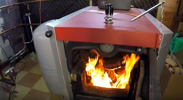 Brûler du bois de chauffage dans la chaudière