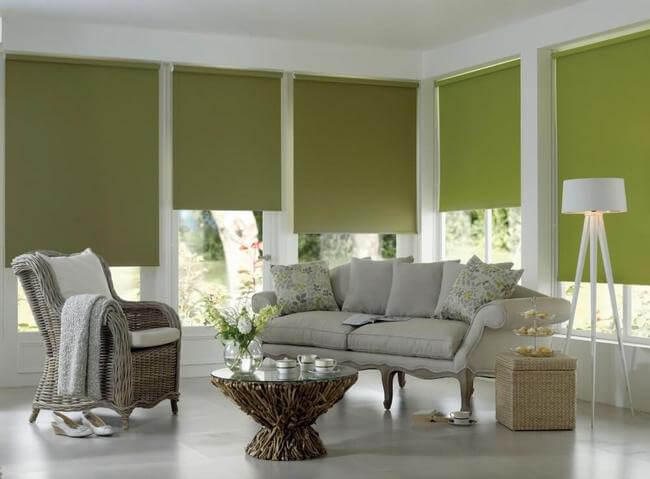 salon avec stores enrouleurs