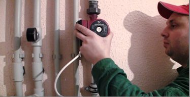 La pompe de circulation est chauffée au système de chauffage