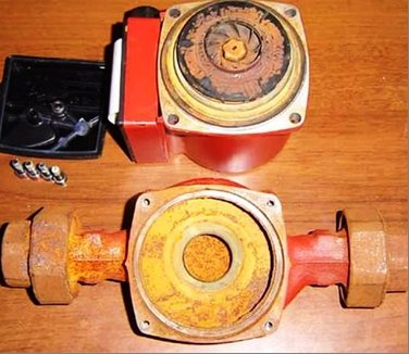 La pompe de circulation est chauffée au système de chauffage