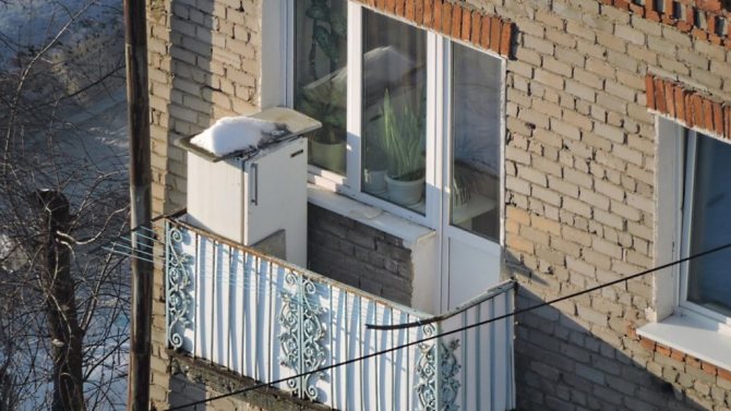 réfrigérateur sur le balcon ouvert