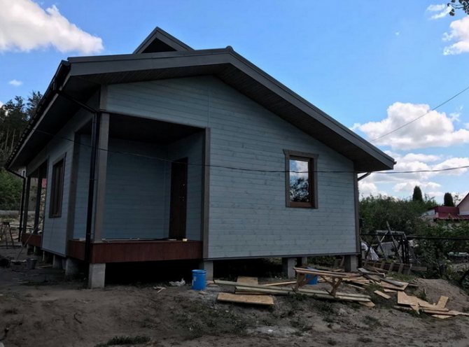 Belle maison faite de boucliers avec fenêtres