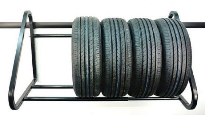 Stockage des roues sur le balcon: règles, conditions, recommandations