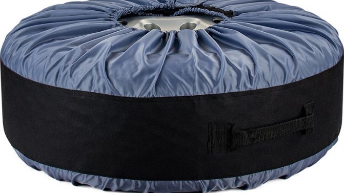 Stockage des roues sur le balcon: règles, conditions, recommandations