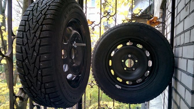 Stockage des roues sur le balcon: règles, conditions, recommandations