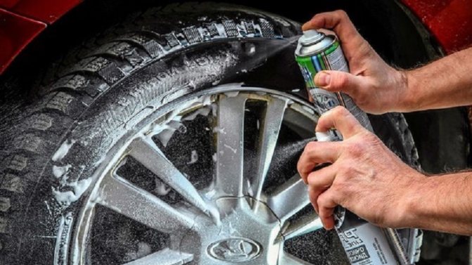 Stockage des roues sur le balcon: règles, conditions, recommandations