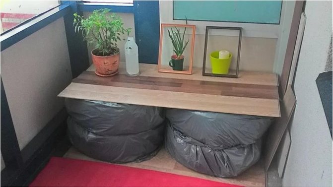 Stockage des roues sur le balcon: règles, conditions, recommandations