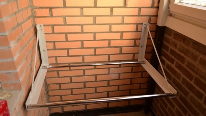 Stockage des roues sur le balcon: règles, conditions, recommandations