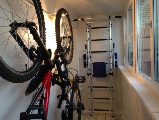 Rangement du vélo sur le mur de la loggia