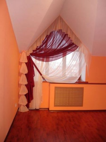 Idées pour choisir des rideaux pour fenêtres triangulaires