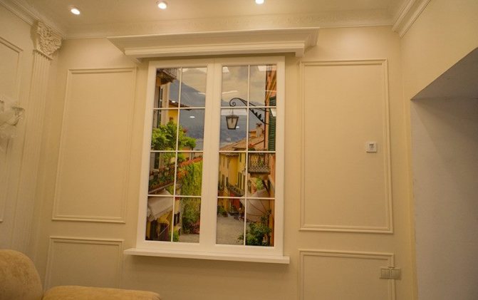 Imitation d'une ouverture de fenêtre à l'aide de moulures en polyuréthane
