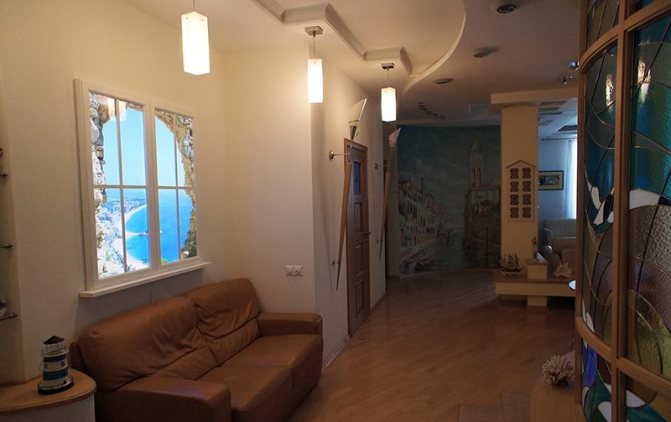 Intérieur du couloir avec fausse fenêtre sur le mur