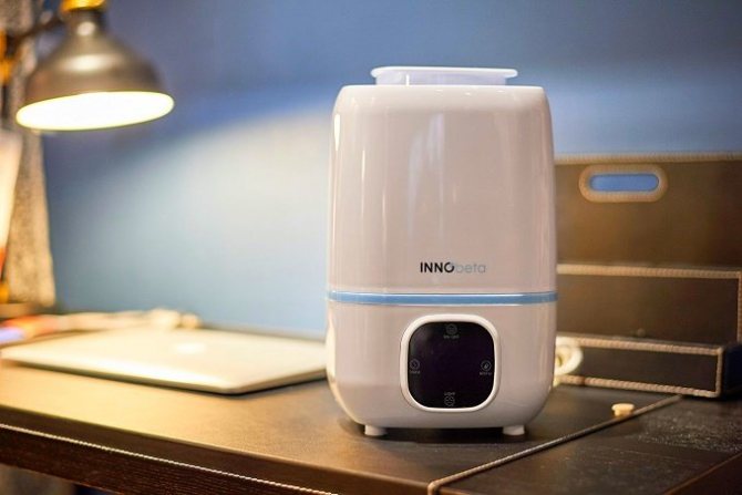 L'évaporation de l'eau est à la base du fonctionnement de l'appareil. Deux électrodes situées à l'intérieur de l'eau se réchauffent et s'évaporent, et l'air, en conséquence, est humidifié