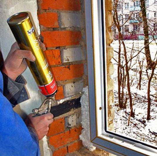 Qu'est-ce qui fait pleurer les fenêtres en plastique de l'intérieur et comment y faire face