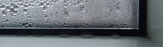 Qu'est-ce qui fait pleurer les fenêtres en plastique de l'intérieur et comment y faire face