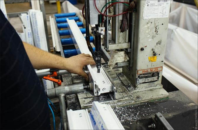 Fabrication d'imposte - cloisons entre les châssis des fenêtres