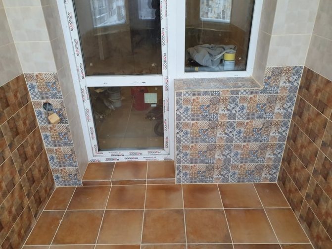 Carrelage sur les pentes des fenêtres