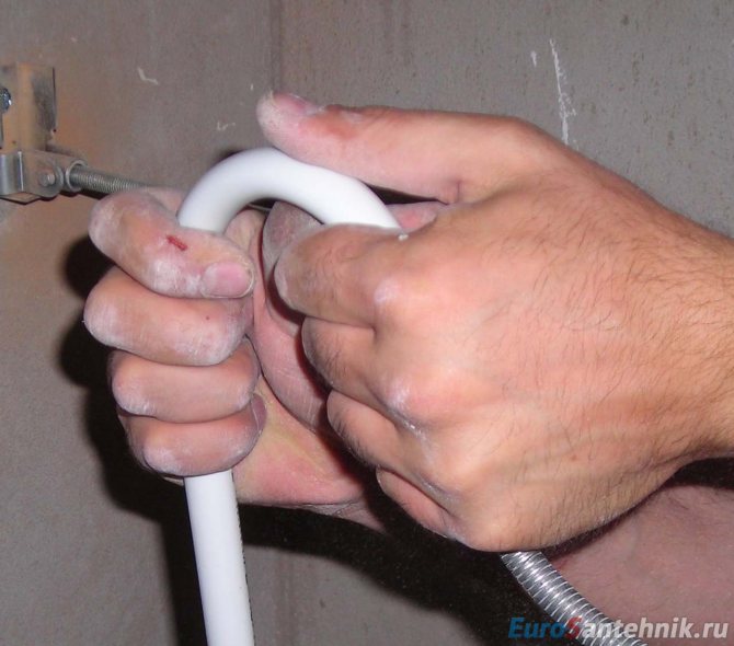 comment plier un tuyau métal-plastique