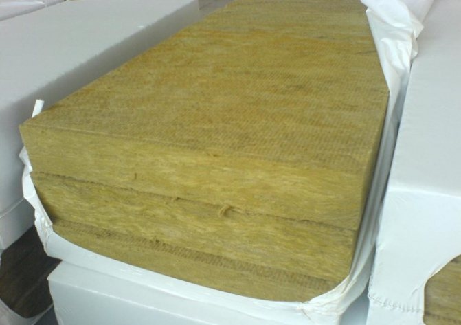 Comment attacher de la laine minérale au mur d'une maison en bois