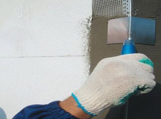 Comment fixer la mousse de polystyrène à un mur plâtré