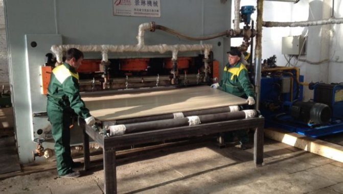 Comment stratifier des panneaux de particules de vos propres mains: que peut-on faire à la maison?