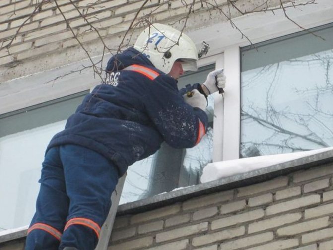 Comment ouvrir une fenêtre en plastique à l'extérieur du ministère des Urgences