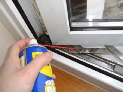 Comment ajuster vous-même une porte de balcon en plastique: si elle ne se ferme pas, s'affaisse ou pour l'hiver avec vidéo et photo