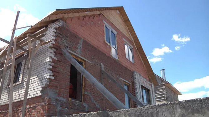 Comment reconstruire une maison en brique - options, techniques, instructions, conseils des maçons