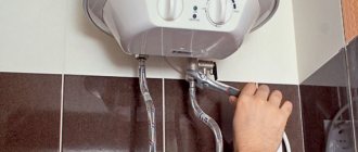 Comment accrocher et fixer un chauffe-eau sur différents types de murs: bois, blocs de mousse, plaques de plâtre et autres