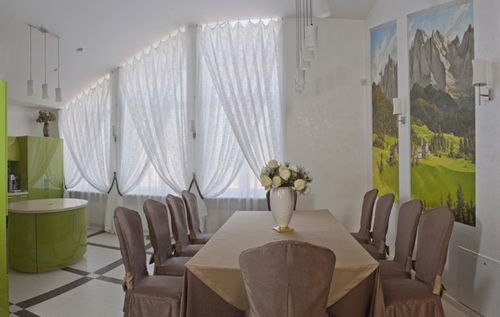 Comment accrocher des rideaux sur des fenêtres biseautées