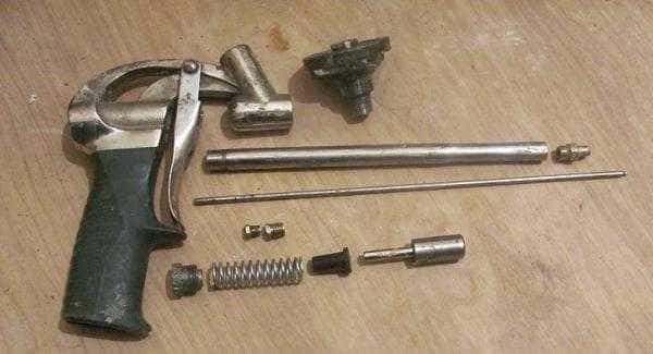 comment utiliser correctement un pistolet pour mousse de polyuréthane: analyse de l'outil