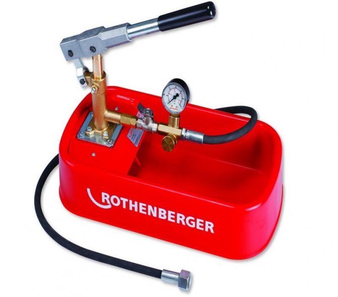 En règle générale, la pompe d'essai de pression est utilisée avant le début de la saison de chauffage.