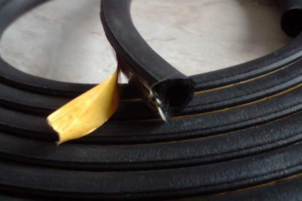 comment coller vous-même le joint sur la porte d'entrée métallique