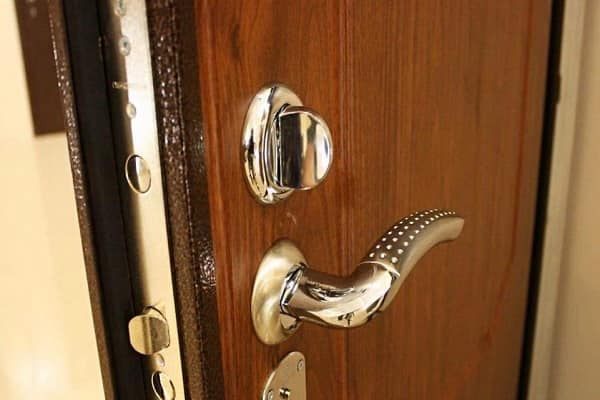 comment coller vous-même le joint sur la porte d'entrée métallique