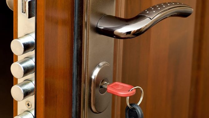 Comment démonter la poignée d'une porte d'entrée en fer