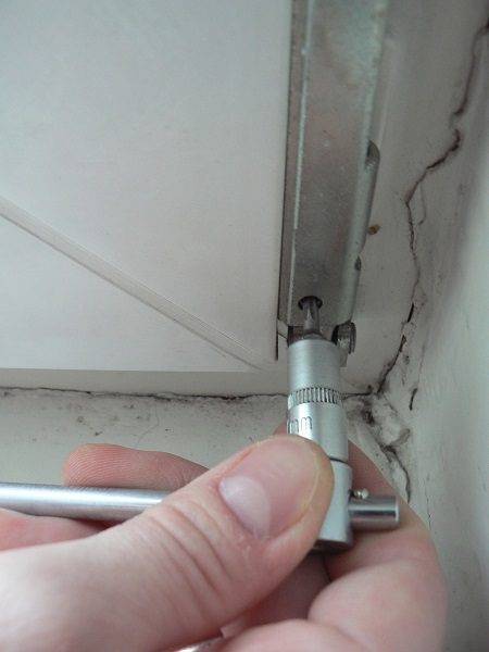 Comment régler indépendamment une porte de balcon en plastique: réglage des points