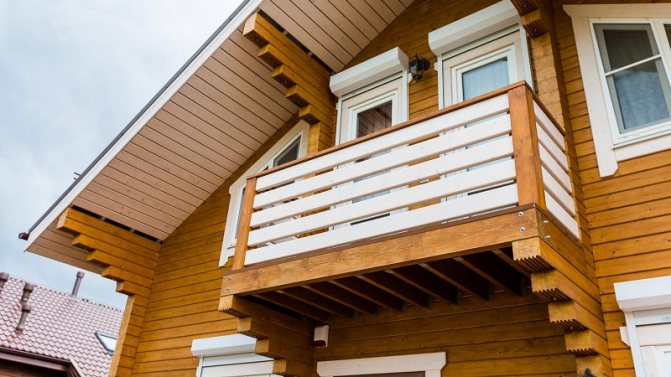 Comment faire un balcon dans une maison en bois de vos propres mains