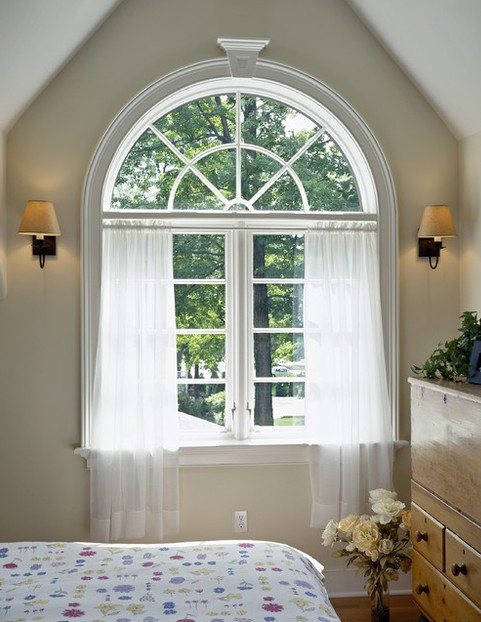 À quoi ressemblent les rideaux droits sous la voûte