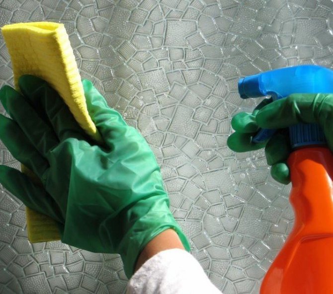 comment enlever la colle du verre