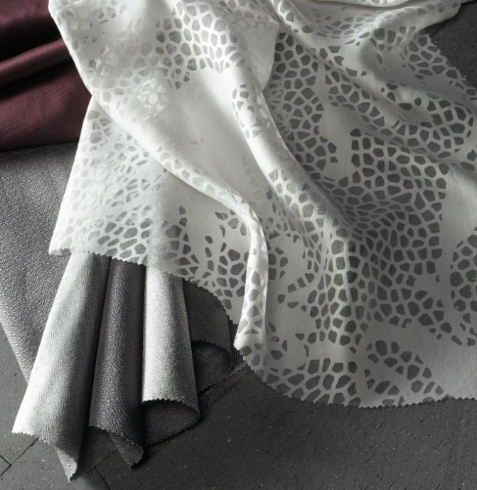 Comment raccourcir les rideaux sans couper: méthodes et recommandations