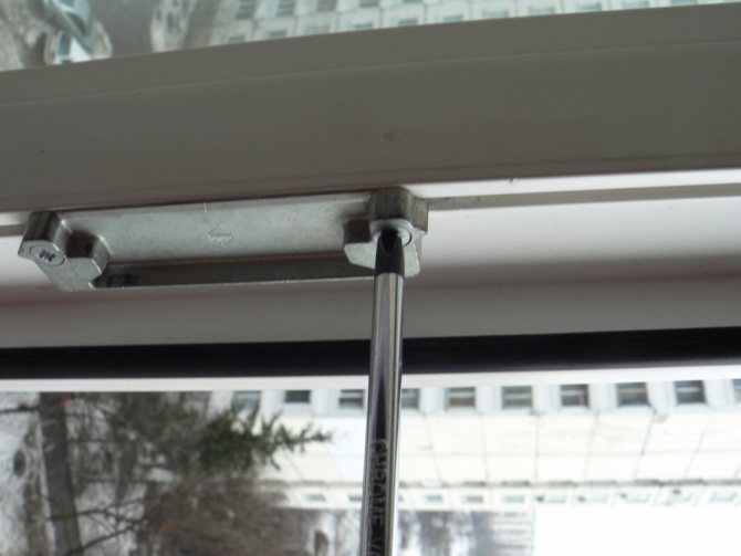 Comment installer des raccords sur une fenêtre en plastique