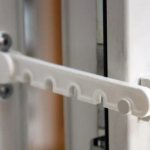 Comment installer un limiteur sur une fenêtre en plastique de vos propres mains: procédure de travail et conseils utiles