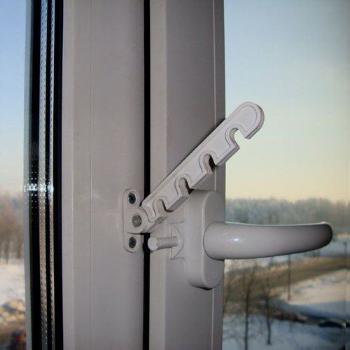 Comment installer un limiteur sur une fenêtre en plastique de vos propres mains: procédure de travail et conseils utiles