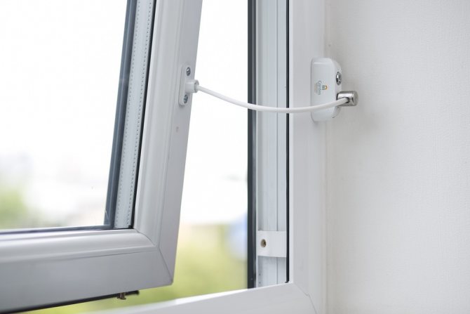 Comment installer un limiteur sur une fenêtre en plastique de vos propres mains: procédure de travail et conseils utiles