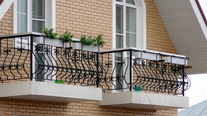 Comment installer une balustrade de balcon, types de structures et matériaux